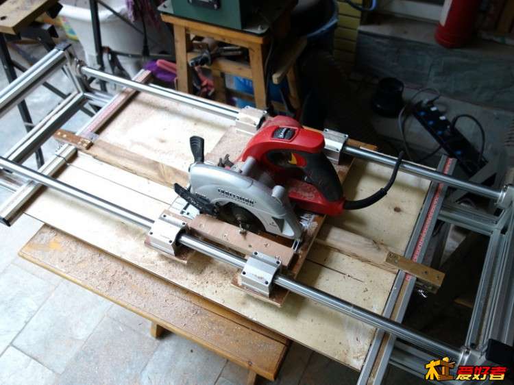 用直線光軸做的導(dǎo)軌鋸
