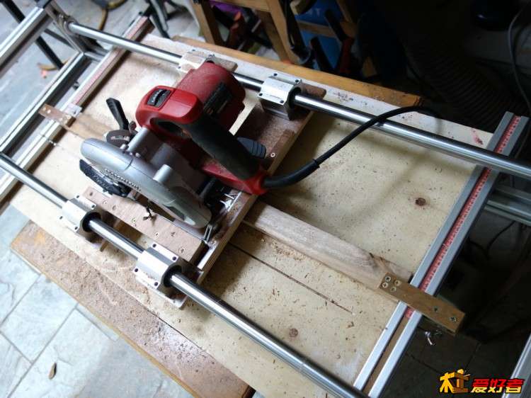 用直線光軸做的導(dǎo)軌鋸