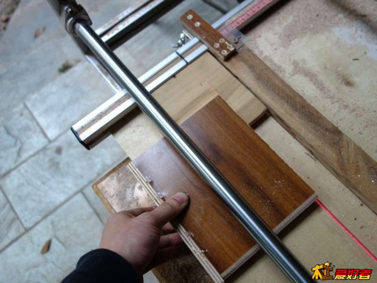 用直線光軸做的導(dǎo)軌鋸